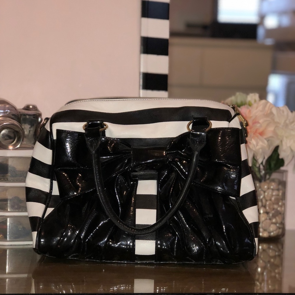 Adorable Betsey Johnson bag ❣️